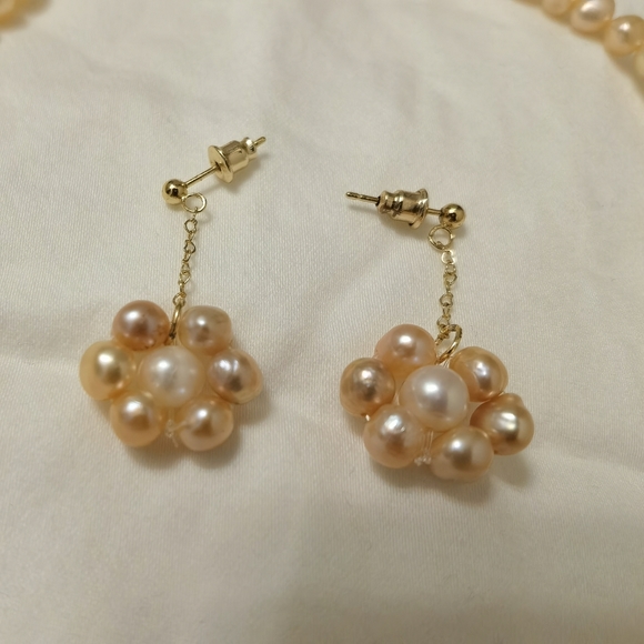 Natural freshwater pearl necklace and earrings set. - Picture 5 of 5
